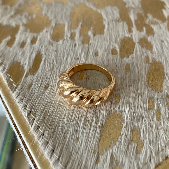 Golden Swirl Ring Thick Style Gold Luxe Fashion Trendy y2k - Picture 4 of 4